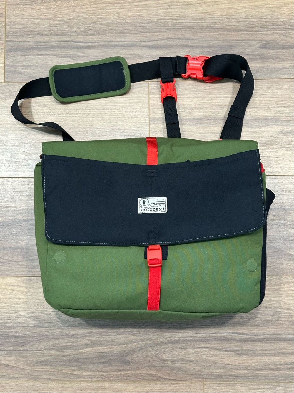 Cotopaxi Chuspa 15L Messenger Bag in Green/Red/Black